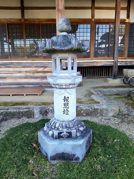 浄徳寺の石灯籠